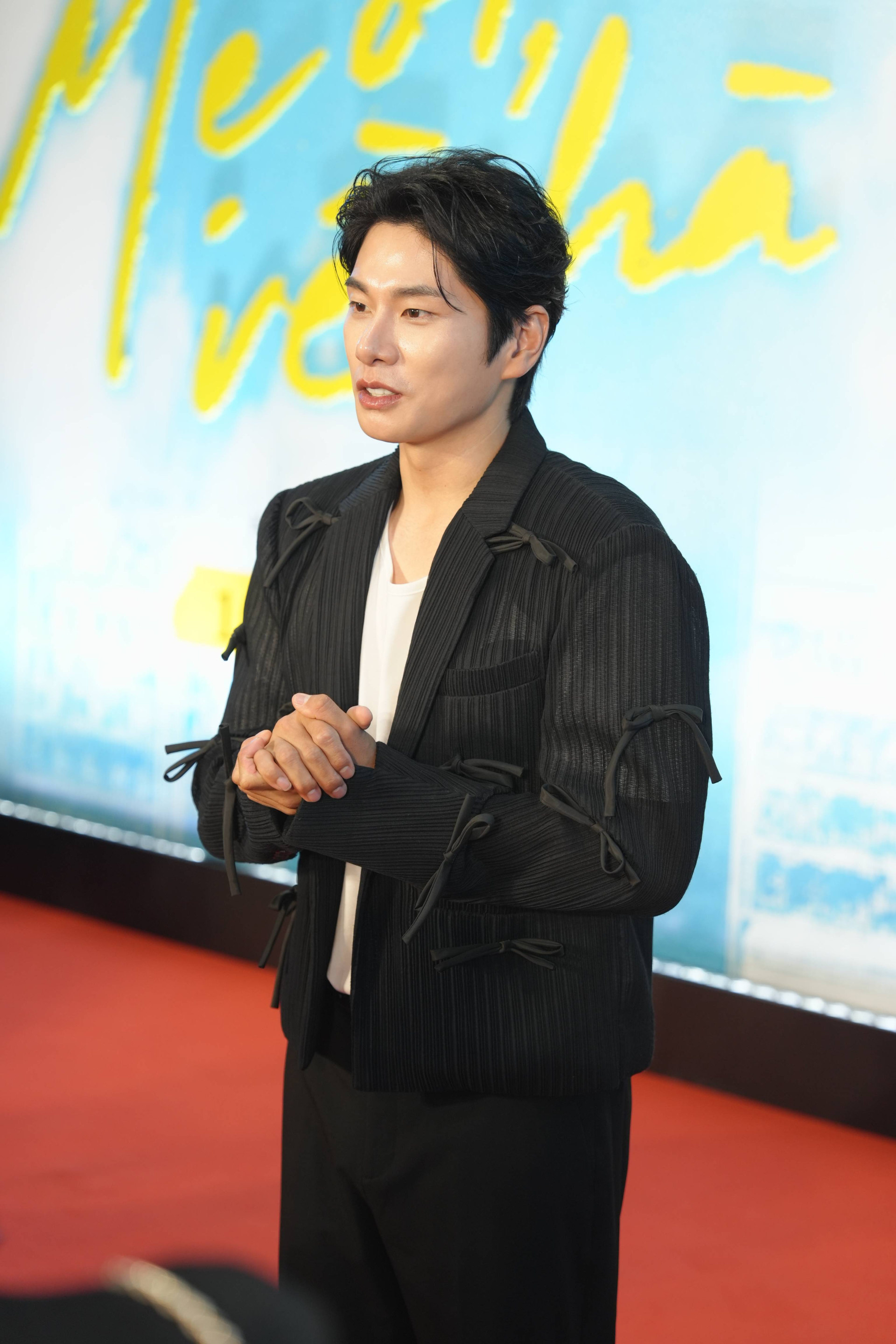 Lee Yi Kyung quỳ gối trước kh&aacute;n giả Việt trong đ&ecirc;m ra mắt "Mẹ ơi, về nh&agrave;" tại TP.HCM, nhắn nhủ một điều - Ảnh 1.