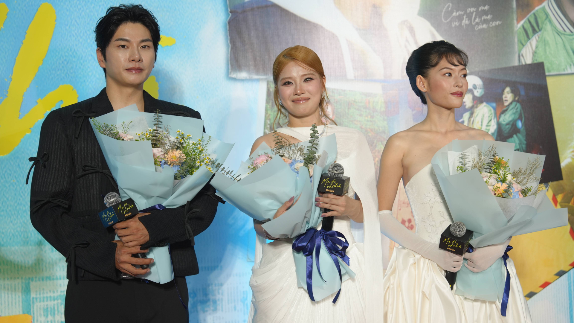 Lee Yi Kyung quỳ gối trước kh&aacute;n giả Việt trong đ&ecirc;m ra mắt "Mẹ ơi, về nh&agrave;" tại TP.HCM, nhắn nhủ một điều - Ảnh 4.