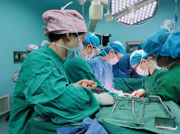 Người phụ nữ 32 tuổi chảy m&aacute;u v&ugrave;ng k&iacute;n suốt 3 năm, vừa đến bệnh viện mọi người vội bịt mũi v&igrave; 1 thứ - Ảnh 3.