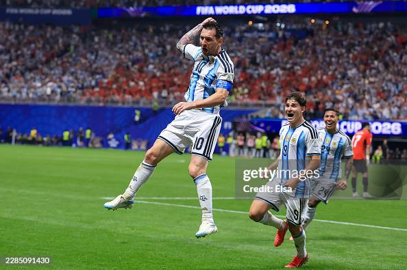 DIỄN BIẾN Argentina 3-2 Ai Cập: Messi ch&oacute;i s&aacute;ng v&agrave; Argentina ngược d&ograve;ng ph&uacute;t b&ugrave; giờ - Ảnh 2.