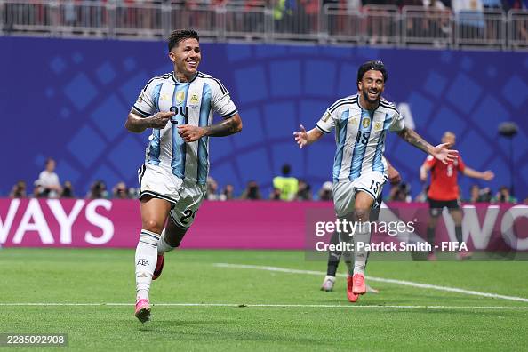 DIỄN BIẾN Argentina 3-2 Ai Cập: Messi ch&oacute;i s&aacute;ng v&agrave; Argentina ngược d&ograve;ng ph&uacute;t b&ugrave; giờ - Ảnh 1.