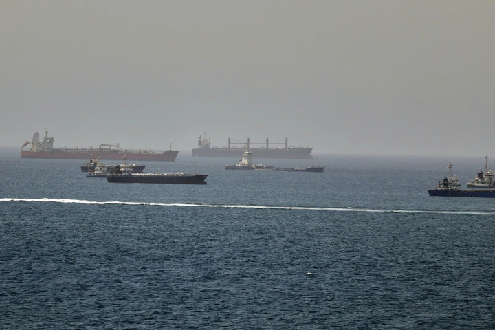 T&agrave;u dầu bốc ch&aacute;y gần Hormuz 2026 v&agrave; c&aacute;o buộc Iran l&agrave; thủ phạm - Ảnh 1.
