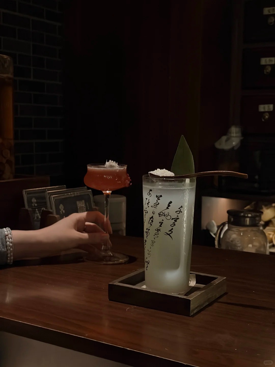 Giới trẻ Trung Quốc rủ nhau đi bar bắt mạch: Bác sĩ Trung y kê đơn, bartender pha "cocktail dưỡng sinh" riêng cho từng người - Ảnh 8.