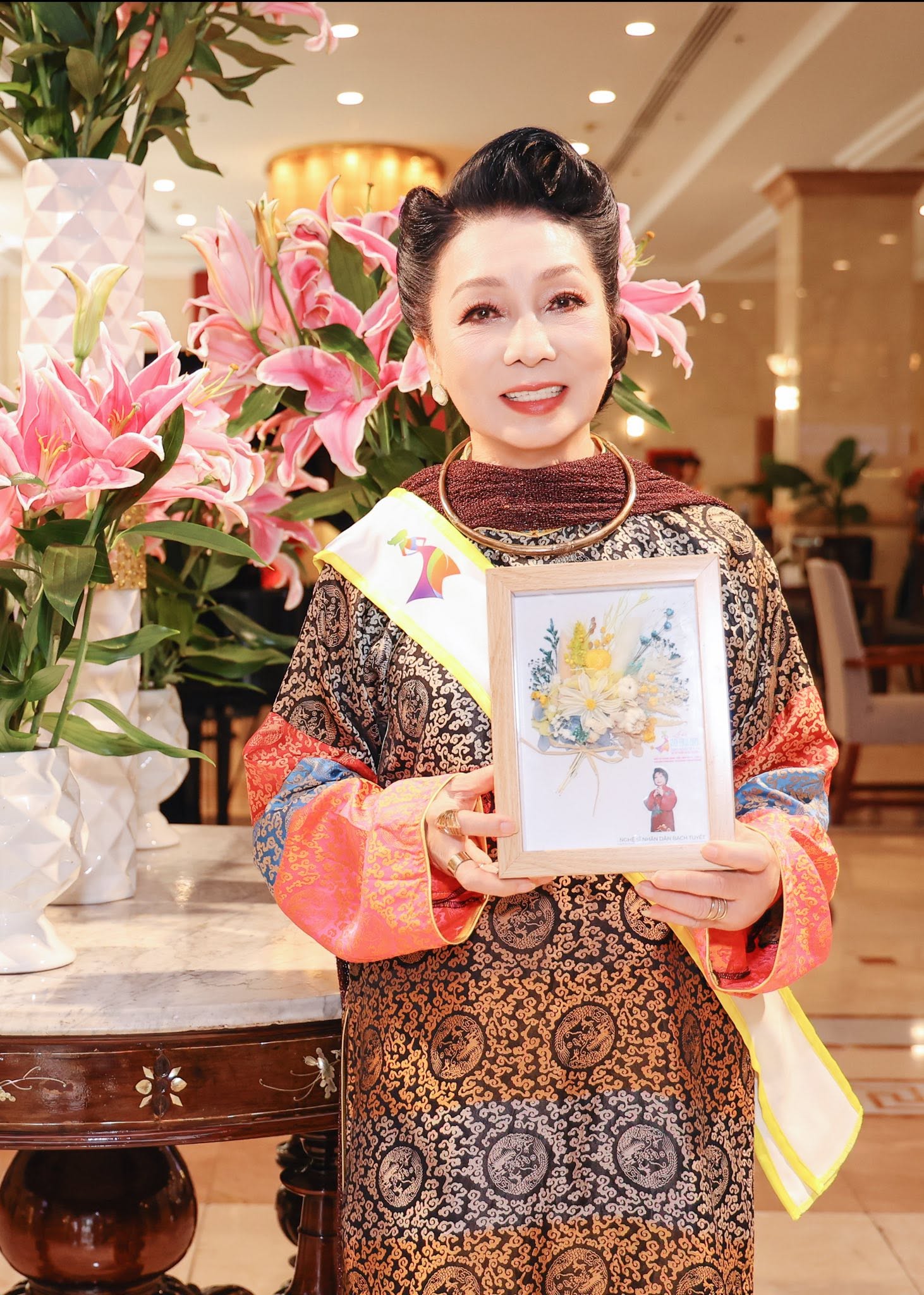 Nữ NSND đi h&aacute;t từng được c&ocirc;ng an đưa đ&oacute;n: L&agrave; "bảo vật" l&agrave;ng cải lương, sống 1 m&igrave;nh trong biệt thự trăm tỷ - Ảnh 1.