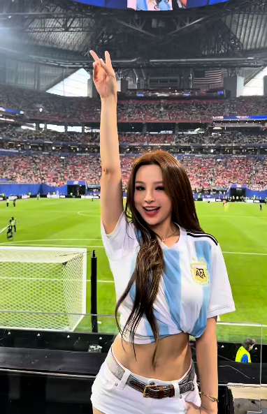 Huyền Baby bay sang tận Mỹ để nhìn Messi ở cự ly gần, lên đồ “ít vải” gái 18 thấy còn sợ thua - Ảnh 1.