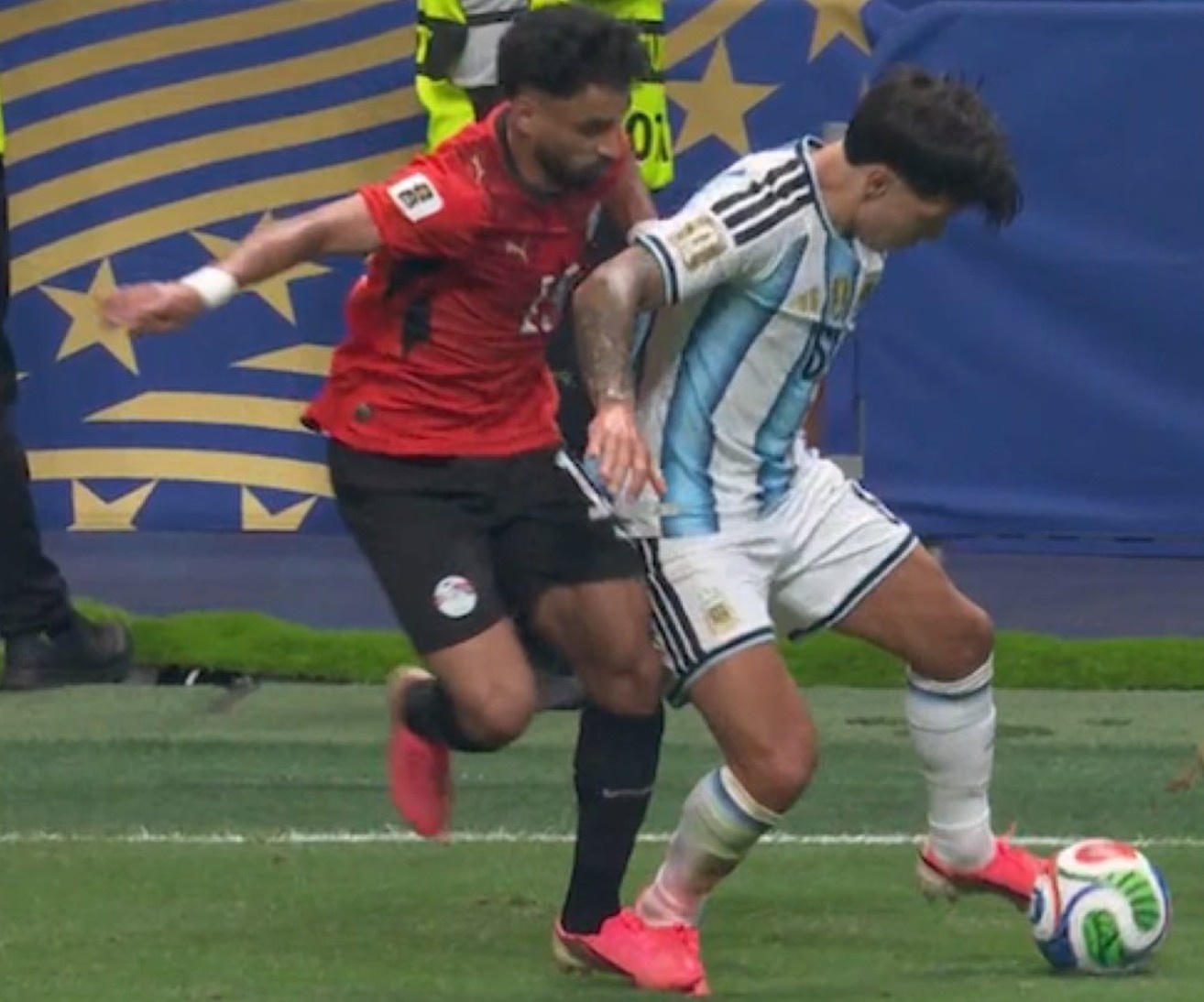 Messi đ&aacute;p trả c&aacute;o buộc được thi&ecirc;n vị tại World Cup: "Nếu nghĩ đ&oacute; kh&ocirc;ng phải lỗi, b&oacute;ng đ&aacute; kh&ocirc;ng d&agrave;nh cho bạn" - Ảnh 1.