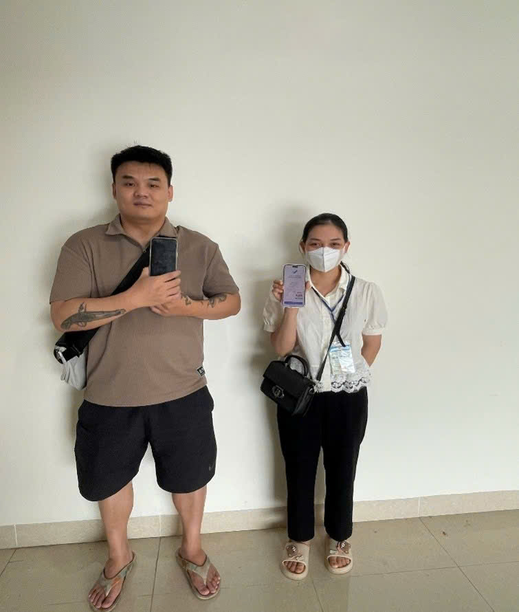 Người đàn ông Trung Quốc nhận lại 390 triệu đồng sau khi chuyển khoản nhầm ở Việt Nam - Ảnh 1. Người đàn ông Trung Quốc nhận lại 390 triệu đồng sau khi chuyển khoản nhầm ở Việt Nam - Ảnh 1.