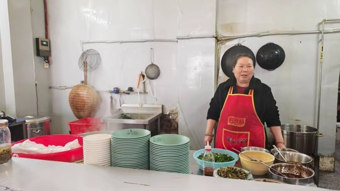 Người đ&agrave;n &ocirc;ng gi&uacute;p đỡ c&ocirc;ng nh&acirc;n vệ sinh với bữa s&aacute;ng miễn ph&iacute; - Ảnh 2.