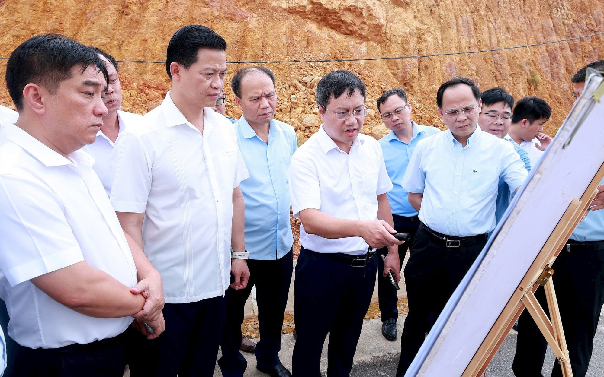 Sẽ c&oacute; đường hầm xuy&ecirc;n n&uacute;i nối H&agrave; Nội với v&ugrave;ng đất mệnh danh &ldquo;đệ nhất danh tr&agrave;&rdquo;, Đ&egrave;o Cả trực tiếp l&agrave;m