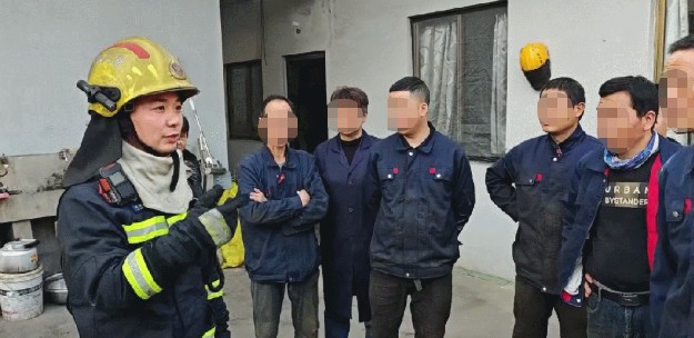 Dắt con trai 12 tuổi đến chỗ làm, người đàn ông chết lặng khi đứa trẻ lại gây ra sự việc kinh hoàng! - Ảnh 3. Dắt con trai 12 tuổi đến chỗ làm, người đàn ông chết lặng khi đứa trẻ lại gây ra sự việc kinh hoàng! - Ảnh 3.