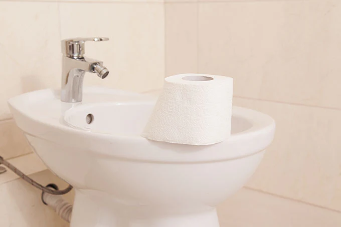 D&ugrave;ng giấy vệ sinh hay v&ograve;i xịt: Phương ph&aacute;p n&agrave;o tốt hơn? - Ảnh 2.