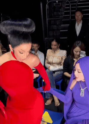 Phạm Băng Băng t&iacute;m lịm so k&egrave; từng m&eacute;t ghế với Cardi B - "ma nữ" Mai Davika, 3 chị "chơi trội" hết m&igrave;nh kh&ocirc;ng ai chịu thua ai - Ảnh 2.
