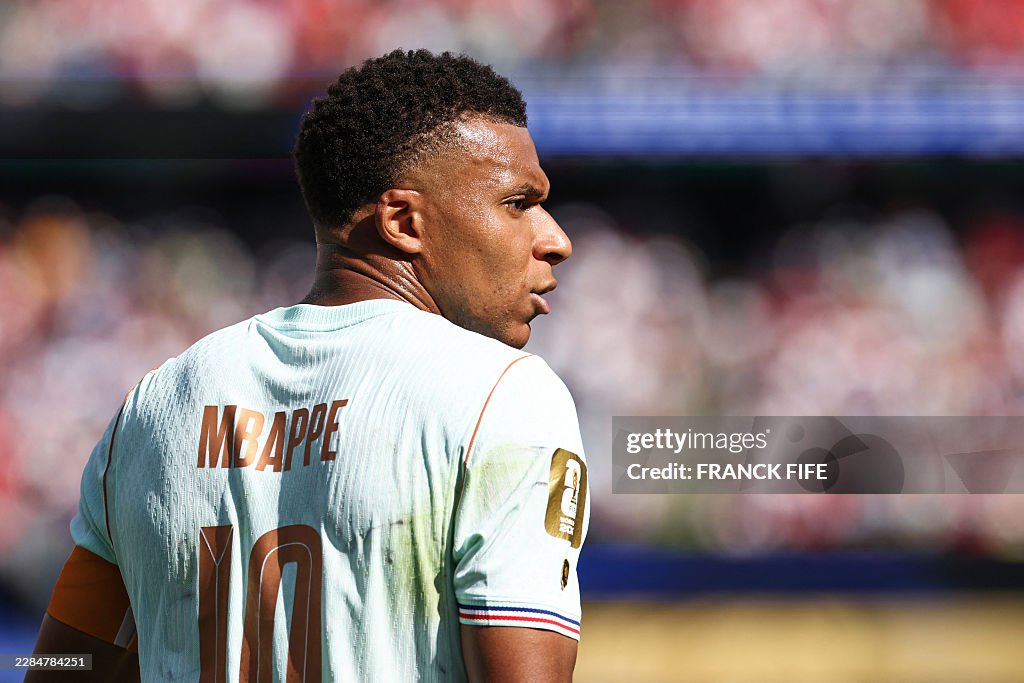 Mbappe hỏng penalty nhưng vẫn lập siêu phẩm, Pháp "bóp nghẹt" đối thủ để giành vé vào bán kết World Cup - Ảnh 2. Mbappe hỏng penalty nhưng vẫn lập siêu phẩm, Pháp "bóp nghẹt" đối thủ để giành vé vào bán kết World Cup - Ảnh 2.