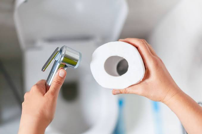 D&ugrave;ng giấy vệ sinh hay v&ograve;i xịt: Phương ph&aacute;p n&agrave;o tốt hơn? - Ảnh 1.