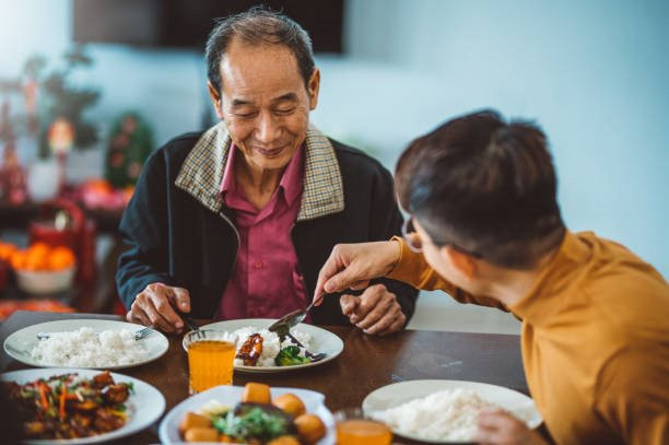 Người đ&agrave;n &ocirc;ng gi&uacute;p đỡ c&ocirc;ng nh&acirc;n vệ sinh với bữa s&aacute;ng miễn ph&iacute; - Ảnh 1.