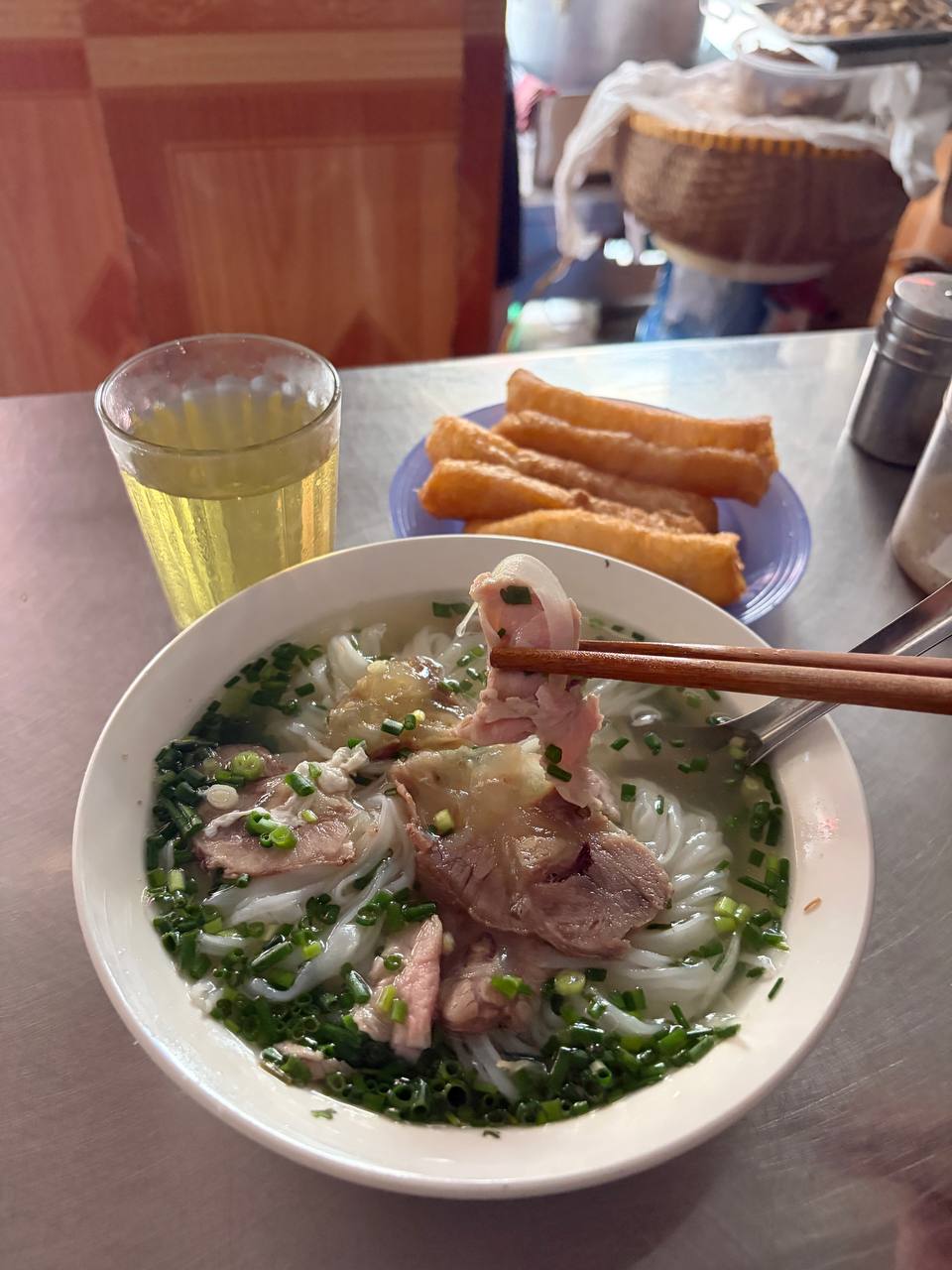 Phở Tuyết thực: Qu&aacute;n phở 23.000 đồng tại H&agrave; Nội giữa b&atilde;o gi&aacute; - Ảnh 17.