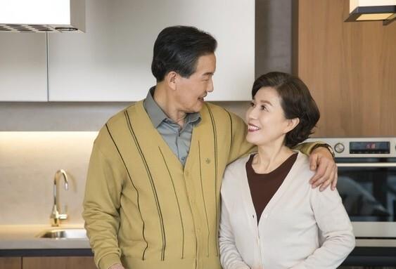 Lời khuy&ecirc;n của một phụ nữ 65 tuổi: Ngay cả khi bạn kh&ocirc;ng c&ograve;n "chuyện vợ chồng" cũng đừng ngủ ri&ecirc;ng, l&yacute; do li&ecirc;n quan đến cả t&iacute;nh mạng- Ảnh 1.