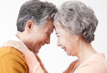 Lời khuy&ecirc;n của một phụ nữ 65 tuổi: Ngay cả khi bạn kh&ocirc;ng c&ograve;n "chuyện vợ chồng" cũng đừng ngủ ri&ecirc;ng, l&yacute; do li&ecirc;n quan đến cả t&iacute;nh mạng- Ảnh 2.