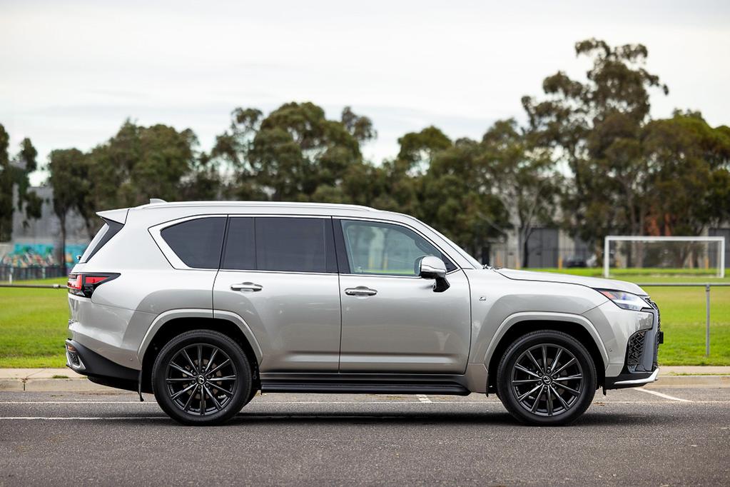 Chiếc Lexus LX 700h đầu ti&ecirc;n về Việt Nam: Bản hybrid mạnh nhất của LX, mạnh gần 460 m&atilde;, c&oacute; g&oacute;i thể thao phục vụ đại gia Việt - Ảnh 6.