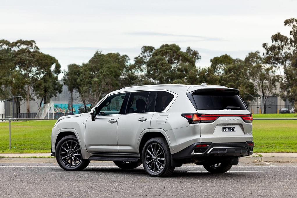 Chiếc Lexus LX 700h đầu ti&ecirc;n về Việt Nam: Bản hybrid mạnh nhất của LX, mạnh gần 460 m&atilde;, c&oacute; g&oacute;i thể thao phục vụ đại gia Việt - Ảnh 7.