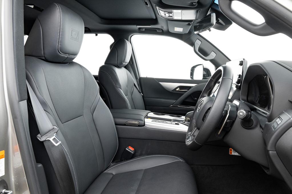 Chiếc Lexus LX 700h đầu ti&ecirc;n về Việt Nam: Bản hybrid mạnh nhất của LX, mạnh gần 460 m&atilde;, c&oacute; g&oacute;i thể thao phục vụ đại gia Việt - Ảnh 12.