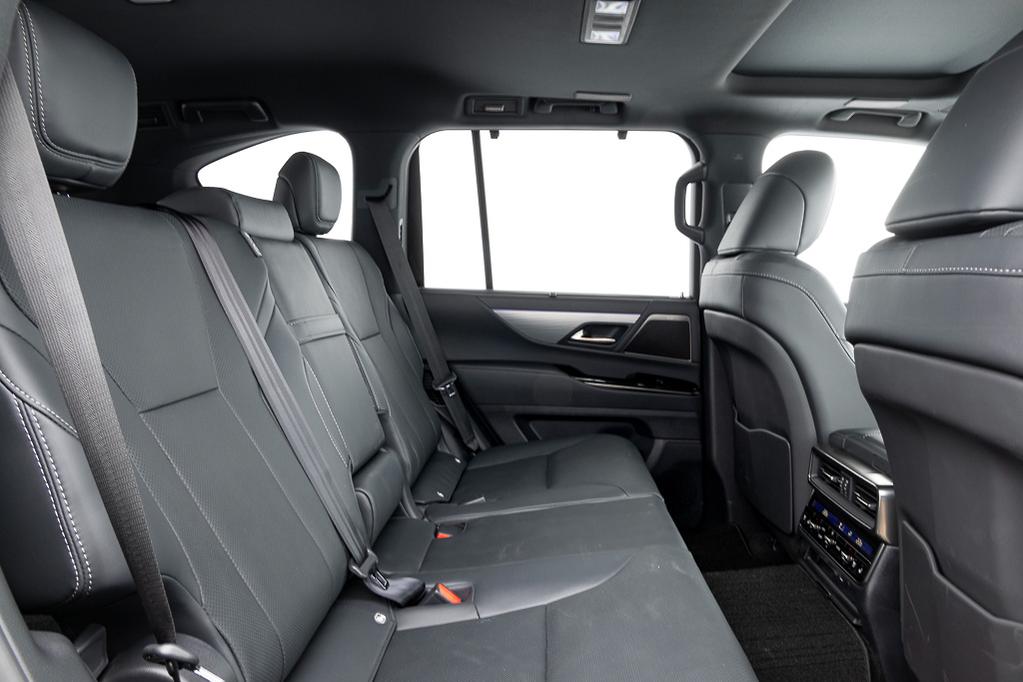Chiếc Lexus LX 700h đầu ti&ecirc;n về Việt Nam: Bản hybrid mạnh nhất của LX, mạnh gần 460 m&atilde;, c&oacute; g&oacute;i thể thao phục vụ đại gia Việt - Ảnh 13.