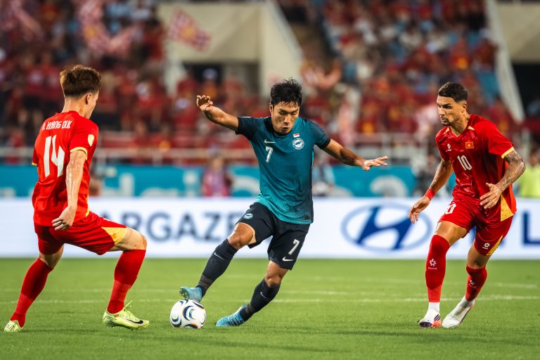 Đẩy HLV Kim Sang-sik vào thế khó, hóa ra HLV Singapore từng học bằng tại... Việt Nam - Ảnh 2. Đẩy HLV Kim Sang-sik vào thế khó, hóa ra HLV Singapore từng học bằng tại... Việt Nam - Ảnh 2.