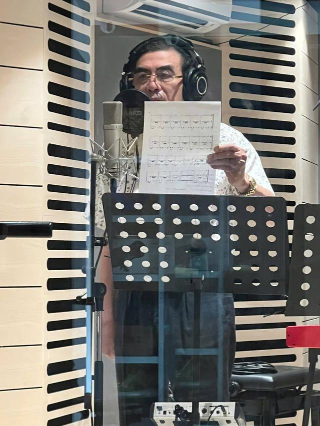Nam NSND nh&agrave; ở đường Nguyễn Ch&iacute; Thanh: Nhiều c&ocirc; theo, 73 tuổi mới c&ocirc;ng khai vợ đẹp như diễn vi&ecirc;n- Ảnh 4.