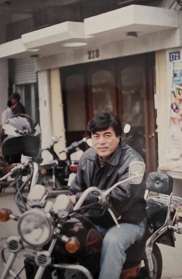Nam NSND nh&agrave; ở đường Nguyễn Ch&iacute; Thanh: Nhiều c&ocirc; theo, 73 tuổi mới c&ocirc;ng khai vợ đẹp như diễn vi&ecirc;n- Ảnh 2.