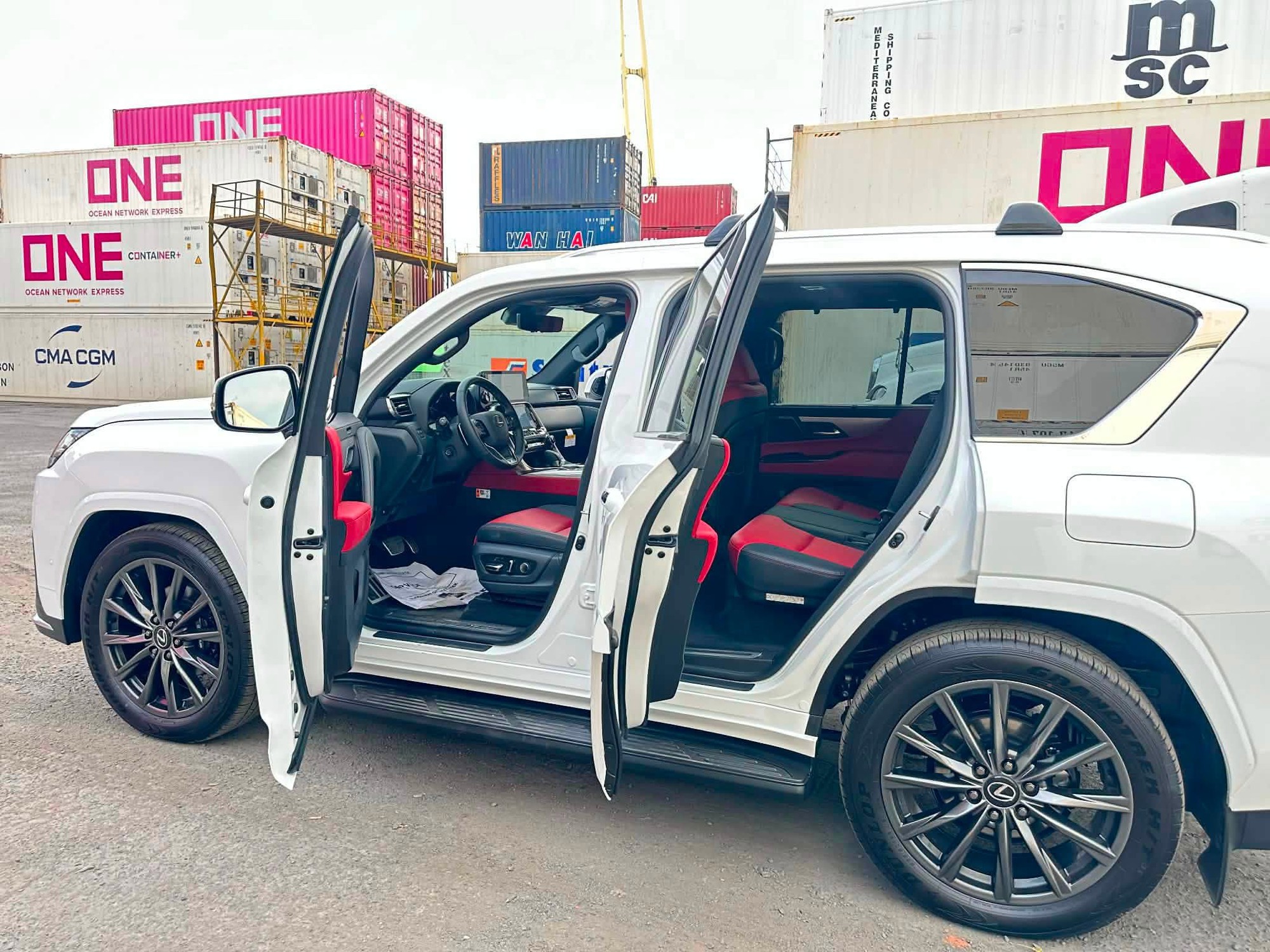 Chiếc Lexus LX 700h đầu ti&ecirc;n về Việt Nam: Bản hybrid mạnh nhất của LX, mạnh gần 460 m&atilde;, c&oacute; g&oacute;i thể thao phục vụ đại gia Việt - Ảnh 4.
