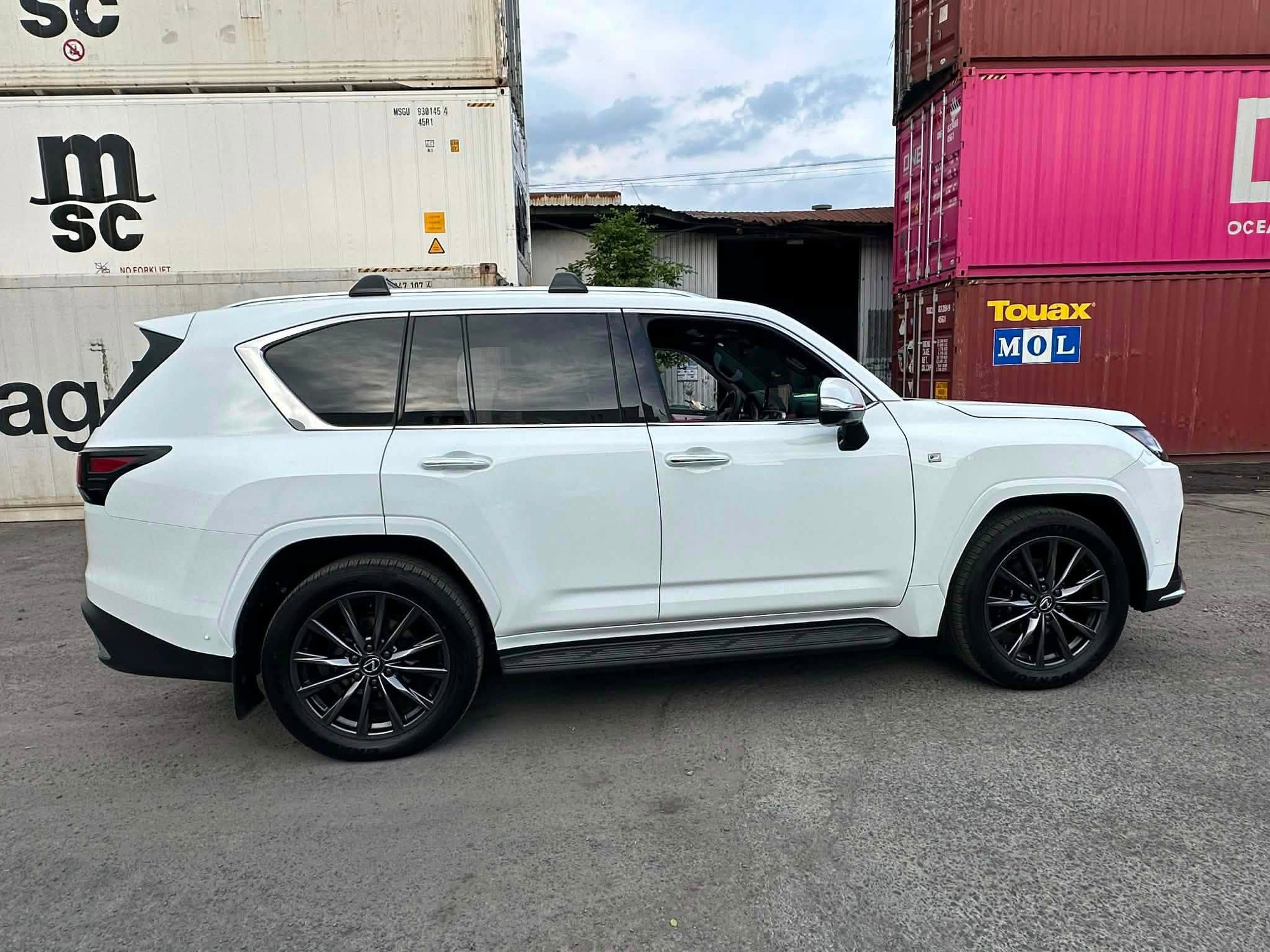 Chiếc Lexus LX 700h đầu ti&ecirc;n về Việt Nam: Bản hybrid mạnh nhất của LX, mạnh gần 460 m&atilde;, c&oacute; g&oacute;i thể thao phục vụ đại gia Việt - Ảnh 1.