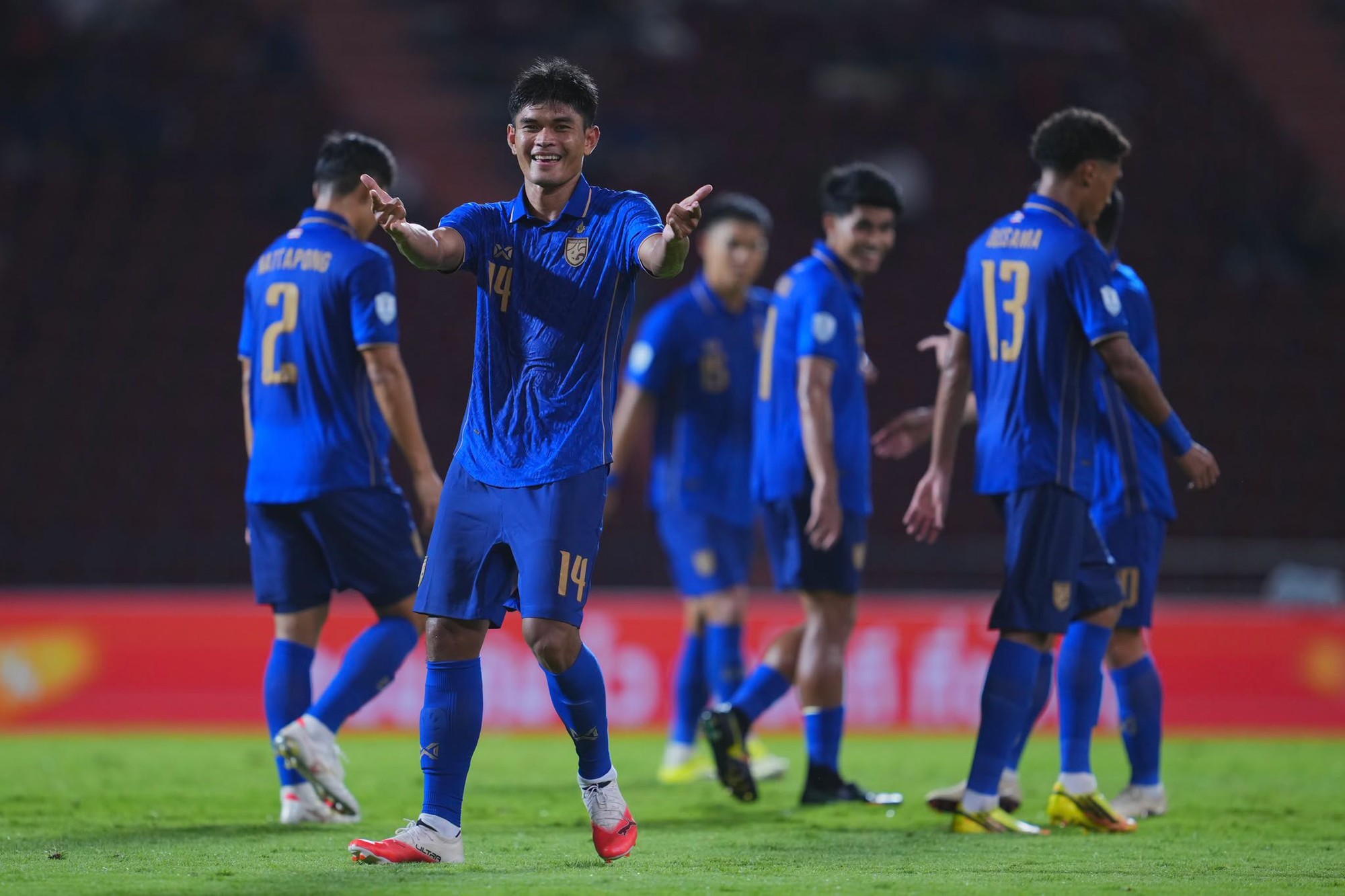 Lạnh l&ugrave;ng đ&aacute;nh bại Malaysia, Th&aacute;i Lan "đặt một ch&acirc;n" v&agrave;o b&aacute;n kết AFF Cup 2026 - Ảnh 1.