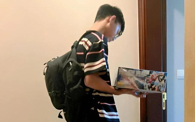 Con trai cao 1m83 v&agrave; nỗi lo của cha mẹ về sự v&ocirc; t&acirc;m của trẻ - Ảnh 1.