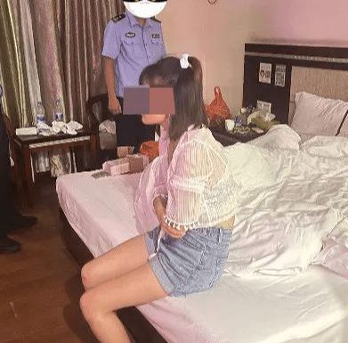 Người đàn ông bị lừa hàng trăm triệu vì nhấp vào liên kết khiêu dâm - Ảnh 1.