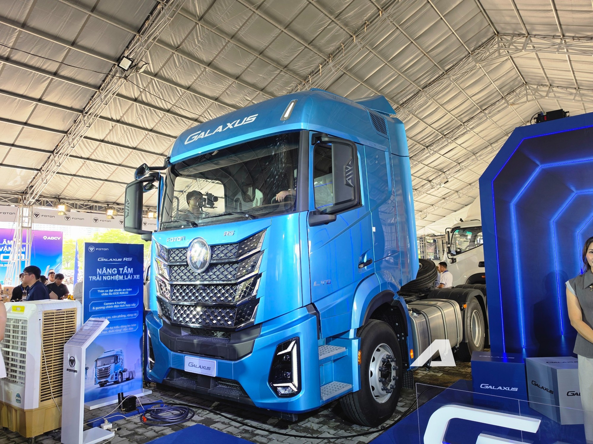 Soi xe đầu kéo Foton Galaxus R5 vừa chào khách Việt: Lực kéo mạnh hơn cả siêu xe Koenigsegg Regera, tiện nghi như ô tô với camera 4 hướng, gương chỉnh điện - Ảnh 3.