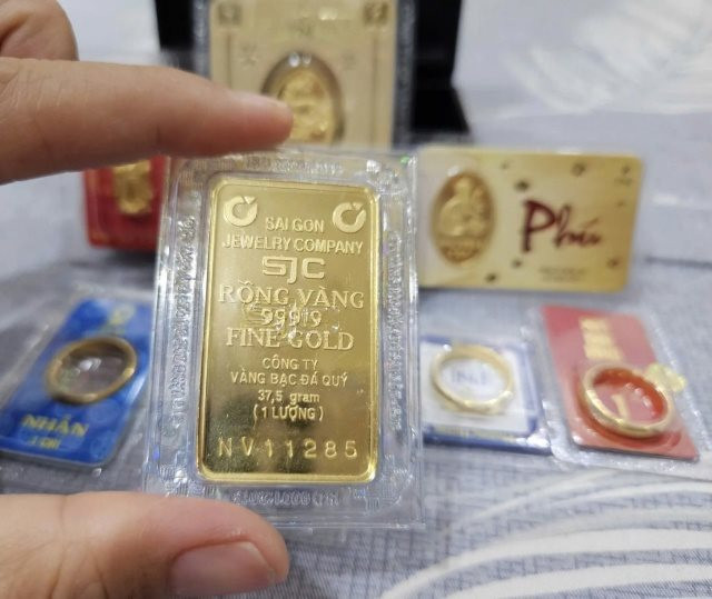 Gi&aacute; v&agrave;ng miếng v&agrave; v&agrave;ng nhẫn đồng loạt giảm mạnh - Ảnh 1.