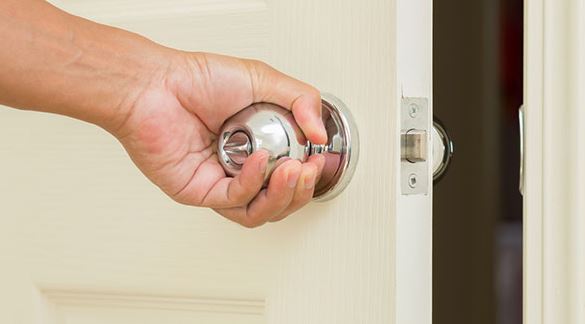 V&igrave; sao c&oacute; nh&agrave; d&ugrave;ng tay nắm cửa tr&ograve;n, nh&agrave; lại d&ugrave;ng tay nắm cửa gạt ngang? Kh&aacute;c biệt quan trọng kh&ocirc;ng phải ai cũng biết - Ảnh 4.