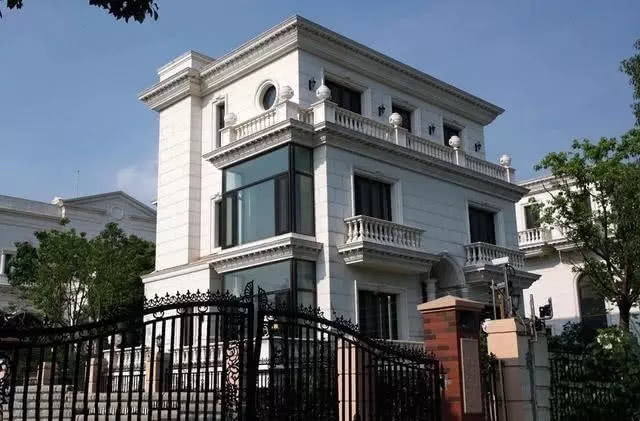 Căn biệt thự 5.000 m2 bị bỏ hoang, biến th&agrave;nh b&atilde;i r&aacute;c của nam diễn vi&ecirc;n hạng A d&iacute;nh l&ugrave;m x&ugrave;m "ăn chặn" tiền từ thiện - Ảnh 2.