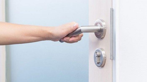 V&igrave; sao c&oacute; nh&agrave; d&ugrave;ng tay nắm cửa tr&ograve;n, nh&agrave; lại d&ugrave;ng tay nắm cửa gạt ngang? Kh&aacute;c biệt quan trọng kh&ocirc;ng phải ai cũng biết - Ảnh 3.