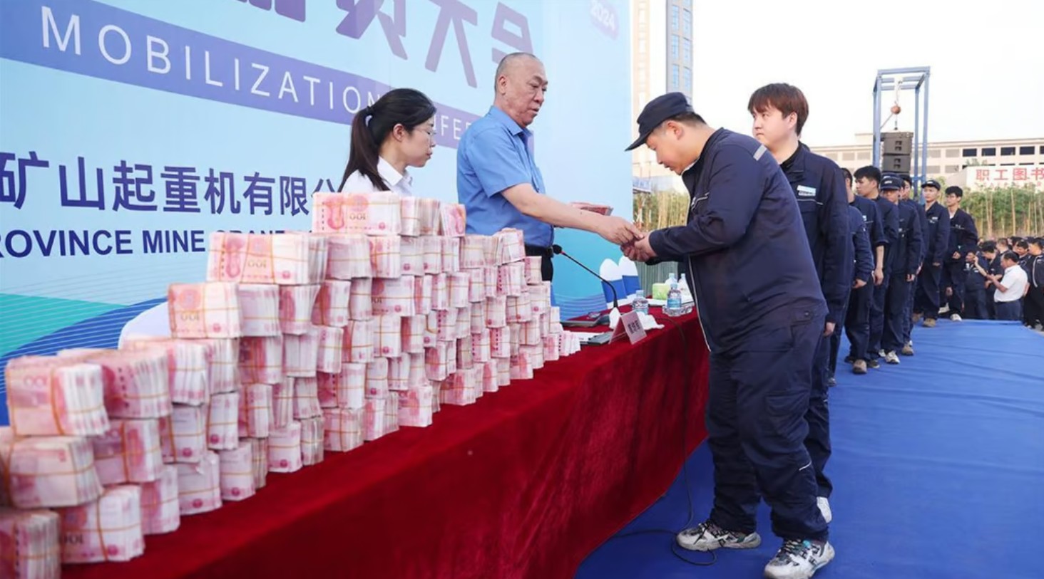 Doanh nhân sa thải nhân viên vì không mời mẹ đến đám cưới - Ảnh 1. Doanh nhân sa thải nhân viên vì không mời mẹ đến đám cưới - Ảnh 1.