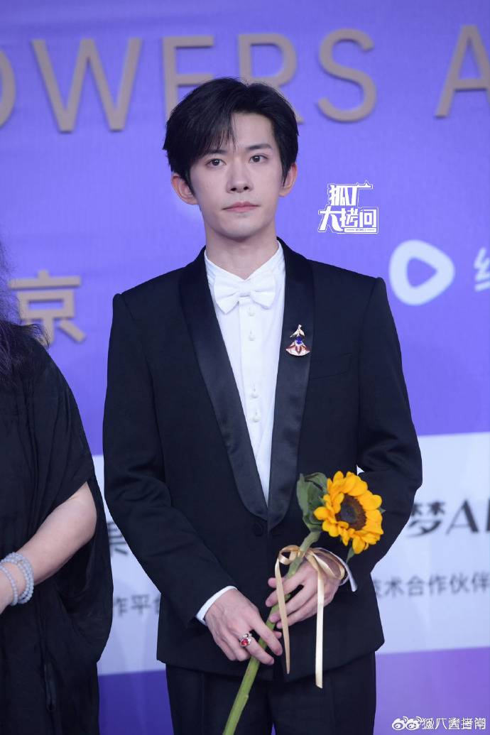 Dương Mịch lộng lẫy &aacute;t v&iacute;a Lưu Thi Thi, Dương Tử visual kh&ocirc;ng ai tin nổi tại lễ trao giải B&aacute;ch Hoa- Ảnh 16.