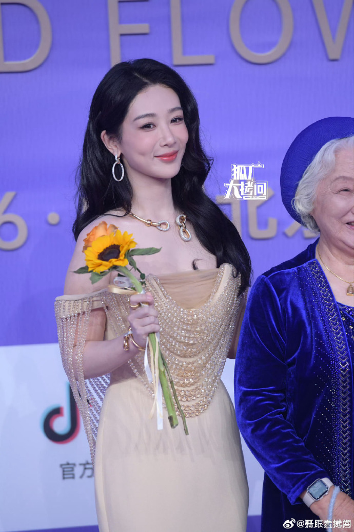 Dương Mịch lộng lẫy &aacute;t v&iacute;a Lưu Thi Thi, Dương Tử visual kh&ocirc;ng ai tin nổi tại lễ trao giải B&aacute;ch Hoa- Ảnh 9.
