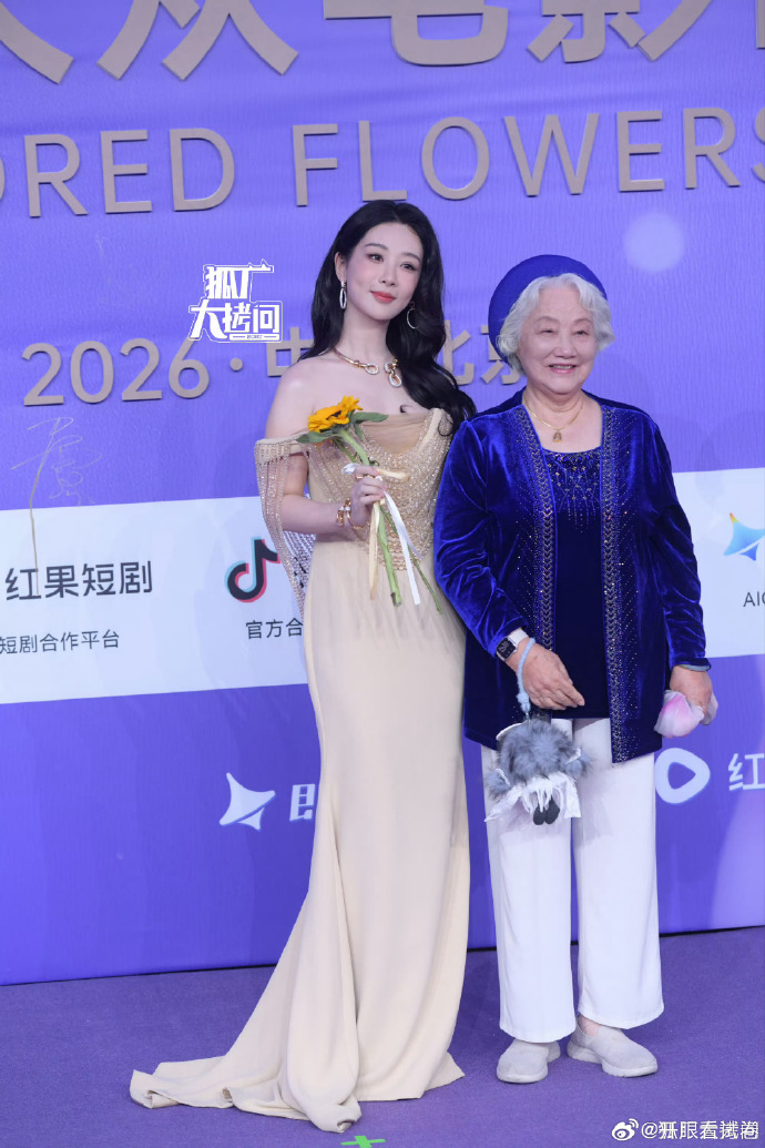 Dương Mịch lộng lẫy &aacute;t v&iacute;a Lưu Thi Thi, Dương Tử visual kh&ocirc;ng ai tin nổi tại lễ trao giải B&aacute;ch Hoa- Ảnh 8.