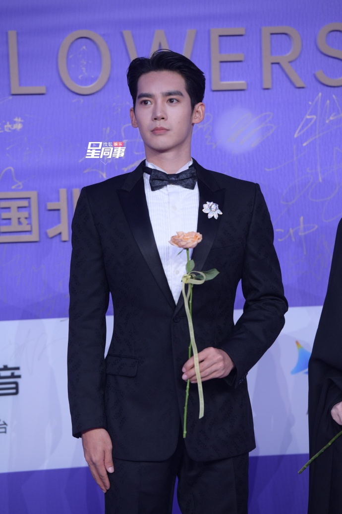 Dương Mịch lộng lẫy &aacute;t v&iacute;a Lưu Thi Thi, Dương Tử visual kh&ocirc;ng ai tin nổi tại lễ trao giải B&aacute;ch Hoa- Ảnh 15.