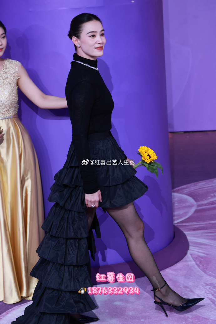Dương Mịch lộng lẫy &aacute;t v&iacute;a Lưu Thi Thi, Dương Tử visual kh&ocirc;ng ai tin nổi tại lễ trao giải B&aacute;ch Hoa- Ảnh 12.