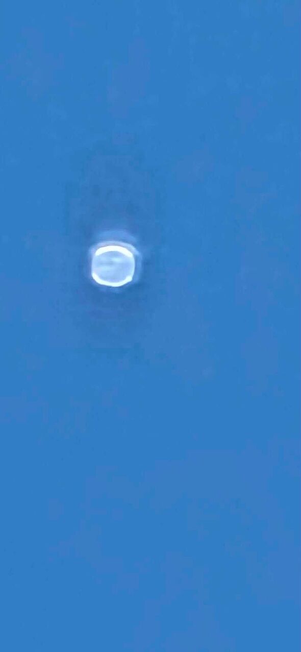 UFO bí ẩn treo lơ lửng trên trời suốt 6 gi, nhân chứng nói “chắc chắn không phải khinh khí cầu” - Ảnh 2. UFO bí ẩn treo lơ lửng trên trời suốt 6 gi, nhân chứng nói “chắc chắn không phải khinh khí cầu” - Ảnh 2.