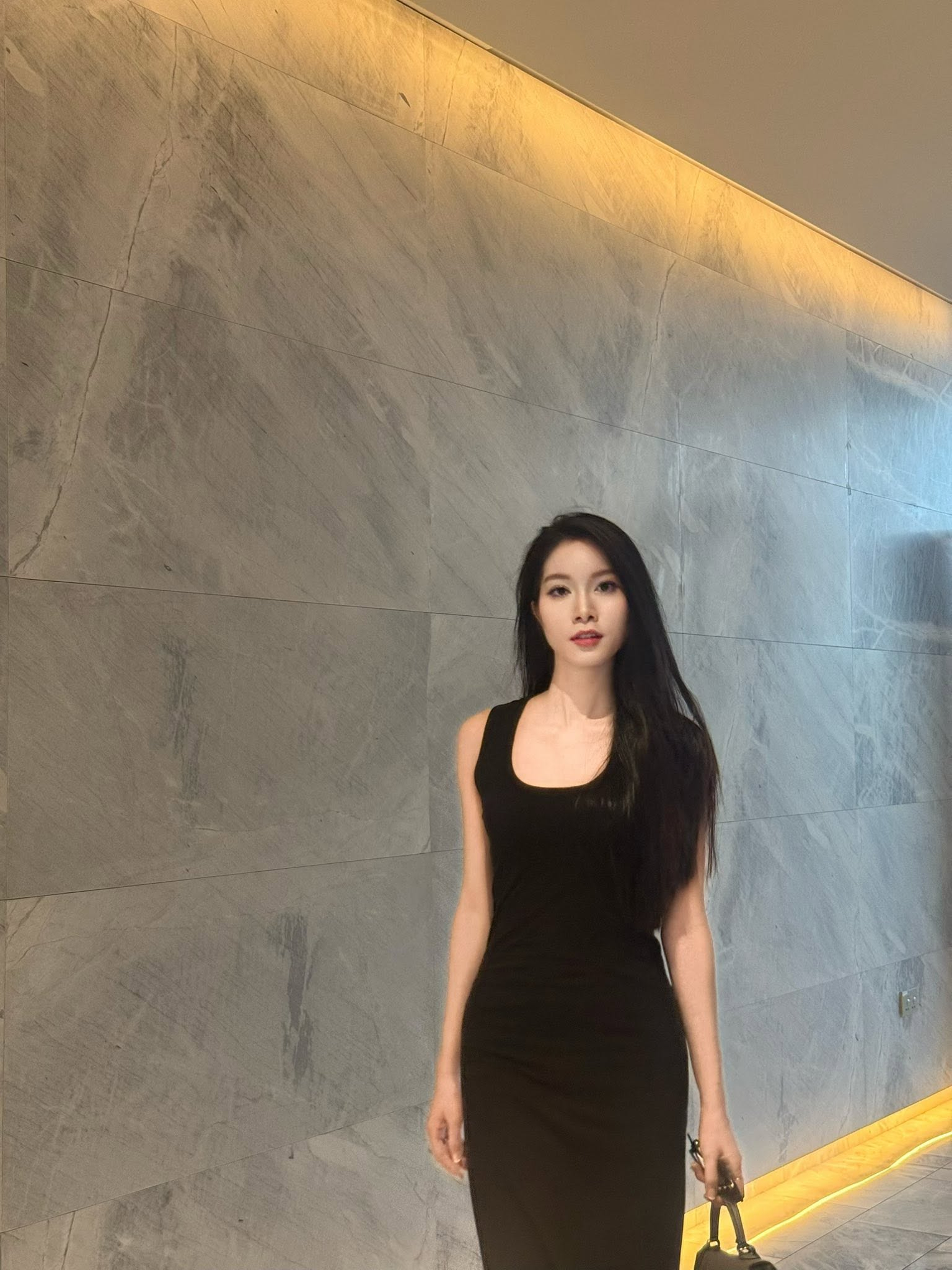 Người nước ngo&agrave;i xếp h&agrave;ng chụp ảnh với c&ocirc; Việt SN 2002 cao 1m76 đứng trước Bưu điện TP.HCM - Ảnh 4.