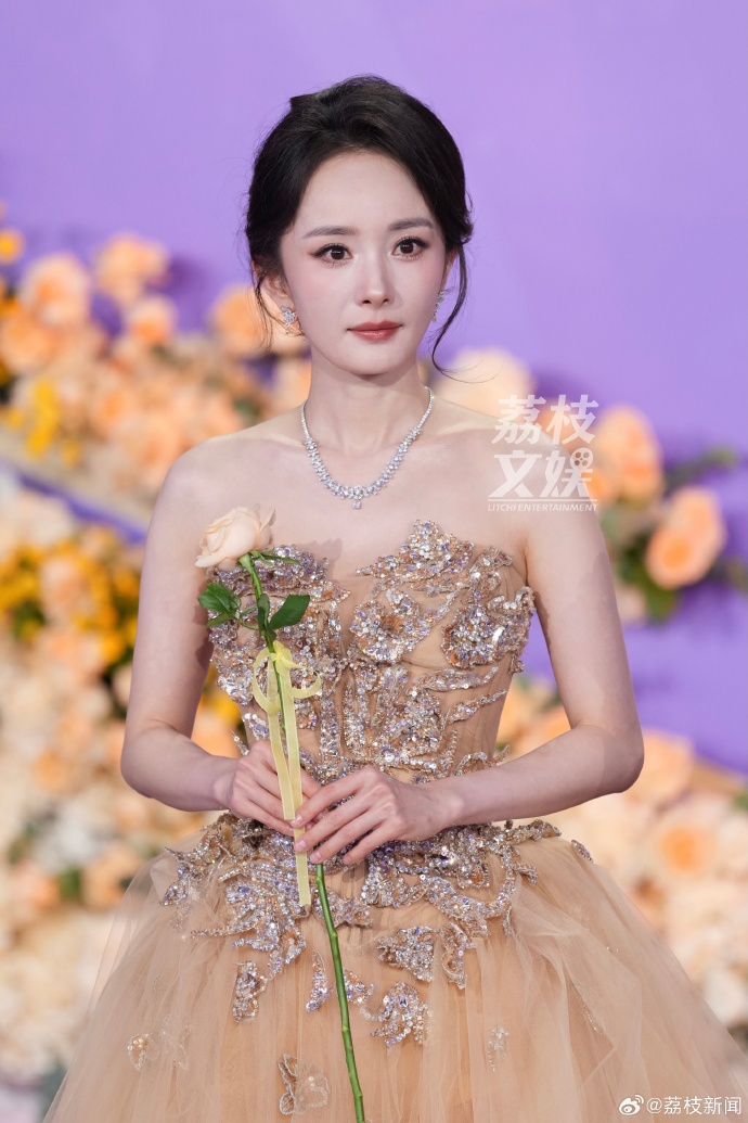 Dương Mịch lộng lẫy &aacute;t v&iacute;a Lưu Thi Thi, Dương Tử visual kh&ocirc;ng ai tin nổi tại lễ trao giải B&aacute;ch Hoa- Ảnh 4.