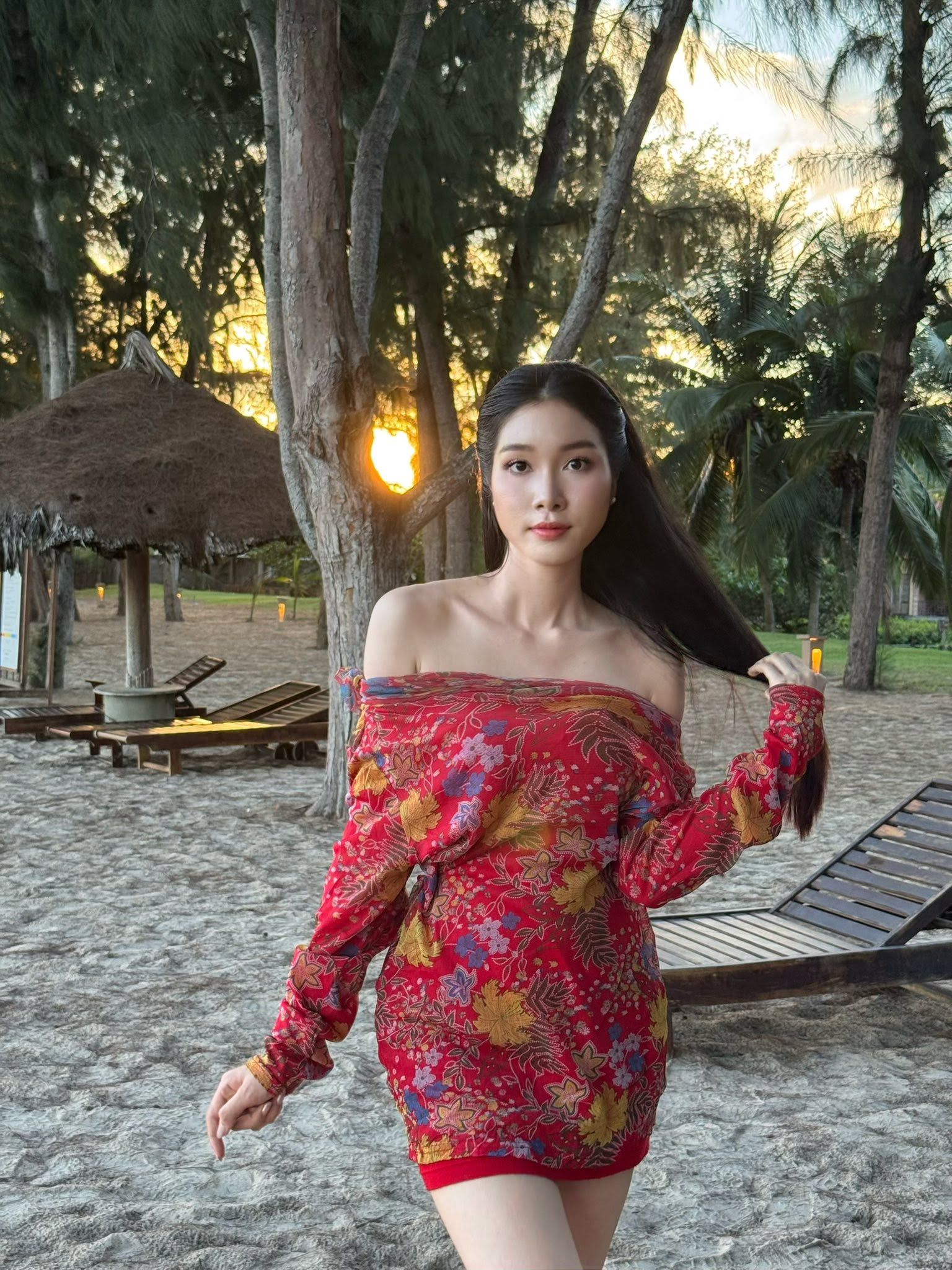Người nước ngo&agrave;i xếp h&agrave;ng chụp ảnh với c&ocirc; Việt SN 2002 cao 1m76 đứng trước Bưu điện TP.HCM - Ảnh 5.