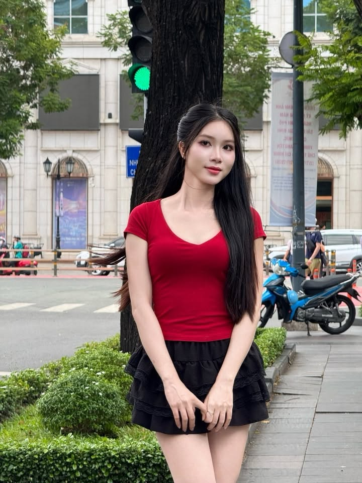 Người nước ngo&agrave;i xếp h&agrave;ng chụp ảnh với c&ocirc; Việt SN 2002 cao 1m76 đứng trước Bưu điện TP.HCM - Ảnh 12.